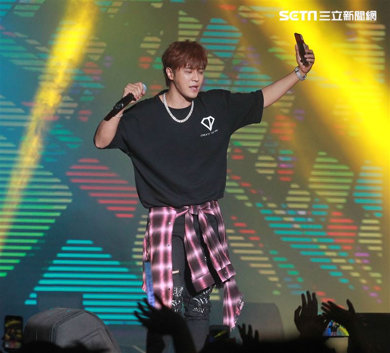 羅志祥和愷樂嘉賓身分現身「C.T.O」演唱會，一起合唱安可曲「有你我就不孤單」、「口袋裡的愛」，期許未來能和創造力家族的成員一起唱進小巨蛋。（記者邱榮吉/攝影）