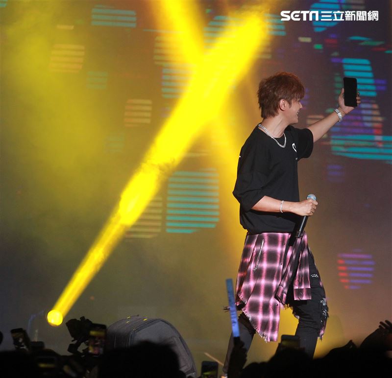 羅志祥和愷樂嘉賓身分現身「C.T.O」演唱會，一起合唱安可曲「有你我就不孤單」、「口袋裡的愛」，期許未來能和創造力家族的成員一起唱進小巨蛋。（記者邱榮吉/攝影）