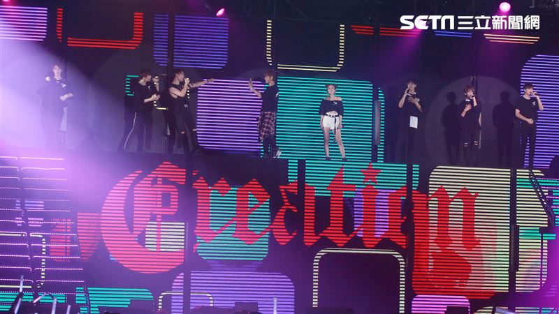 羅志祥和愷樂嘉賓身分現身「C.T.O」演唱會，一起合唱安可曲「有你我就不孤單」、「口袋裡的愛」，期許未來能和創造力家族的成員一起唱進小巨蛋。（記者邱榮吉/攝影）