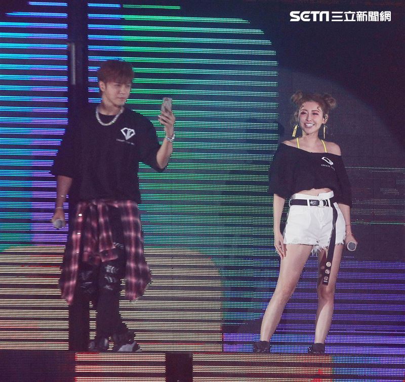 羅志祥和愷樂嘉賓身分現身「C.T.O」演唱會，一起合唱安可曲「有你我就不孤單」、「口袋裡的愛」，期許未來能和創造力家族的成員一起唱進小巨蛋。（記者邱榮吉/攝影）