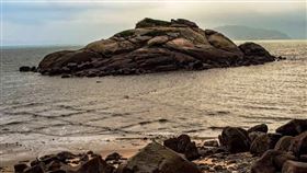 馬祖芹壁出現方塊海馬祖北竿芹壁沙灘也出現「方塊狀」、「方格狀」波浪（圖），相較西莒島坤坵沙灘的「方塊海」，北竿芹壁龜島前方塊海景面積較小。（北竿芹壁民宿提供）中央社　108年9月1日