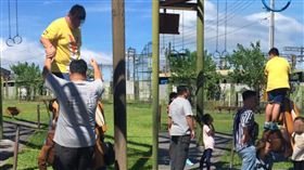 體重約90公斤男孩站在幾米人偶上拍照／爆廢公社