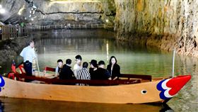 九三軍人節　國軍可免費暢遊馬祖北海坑道為了慶祝即將到來的軍人節，交通部觀光局馬祖國家風景區管理處表示，凡現役軍人於3日當天持證件至北海坑道，均可免費體驗日間搖櫓活動。（馬祖國家風景區管理處提供）中央社　108年9月1日