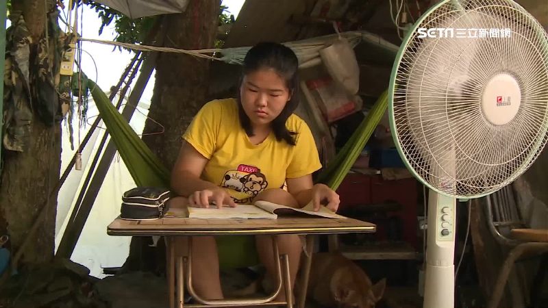 3口擠7坪…少女樹下讀書考上嘉女
