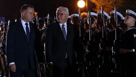 1日的第二次世界大戰爆發80週年紀念活動儀式於清晨4時過後不久展開，由波蘭總統杜達（前左1）、德國總統史坦麥爾（前左2）致詞揭開序幕。（圖取自twitter.com/prezydentpl）