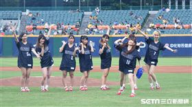 「絕對直球女子！PlayBalls」開球表演。（圖／記者王怡翔攝影）