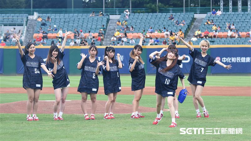 日本偶像團體　絕對直球女子來台開球