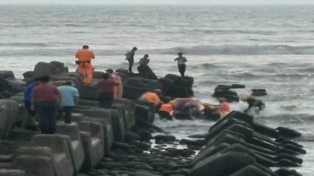 高雄男子遭浪捲走！被沖上岸送醫不治