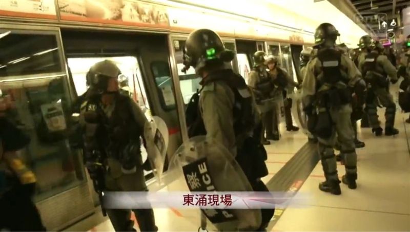 示威者徒步行走　鎮暴警卻闖列車搜捕