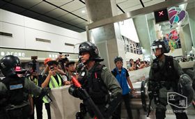 反送中／機場行動未成！示威者破壞港鐵　東涌站關閉警清場（圖／立場新聞）