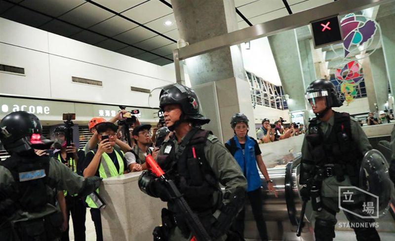 機場行動未成！示威者破壞港鐵警清場