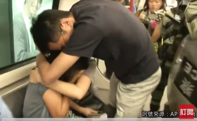 港警再衝地鐵清場！乘客「驚慌掩面」