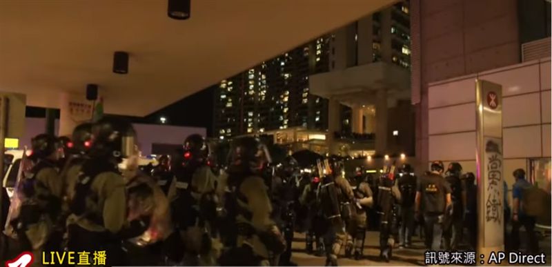 港警於中環碼頭駐守！見黑衣人就搜身