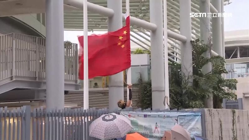 挑釁中國再升級！港青年放火燒五星旗