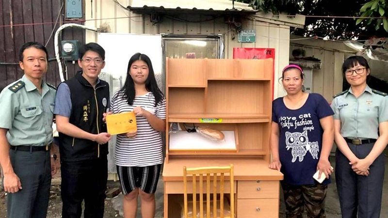 貧女上嘉女：想要書桌！潘文忠送來了