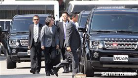 蔡英文總統座車今天出席三軍六校畢業典禮時，特別反方向進入典禮場地，避開抗議群眾。（記者邱榮吉/攝影）