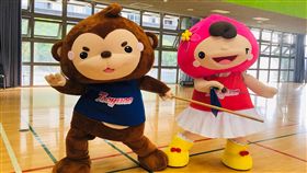 桃園市政府14、15日將在府前廣場打造「桃園運動村」，找來吉祥物ㄚ桃、園哥陪民眾過中秋。