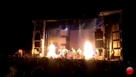 女星演唱會熱舞！下秒遭煙火炸穿腰慘亡　觀眾目睹狂叫竄逃
Vaya Noticias YouTube