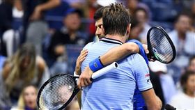 世界排名第一的塞爾維亞好手喬科維奇（右）1日在美國網球公開賽16強對上瑞士的瓦林卡（左），第3盤因為左肩傷勢退賽，無緣尋求衛冕。