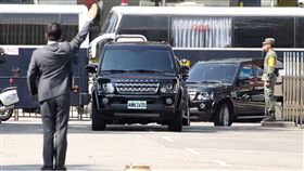 蔡英文總統座車今天出席三軍六校畢業典禮時，特別反方向進入典禮場地，避開抗議群眾。（記者邱榮吉/攝影）