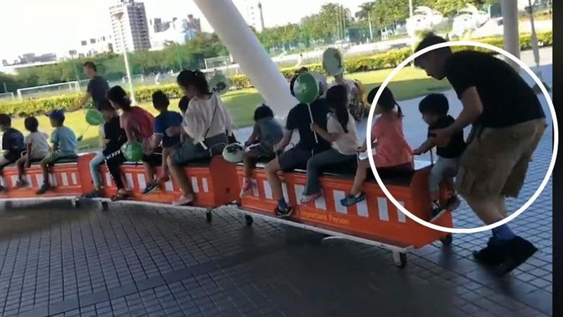 兒童小火車客滿　暖爸展妙招兒坐車！