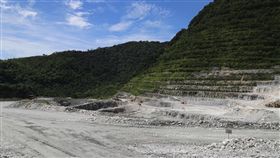 新城山礦場爭議　亞泥重申優先考量居民安全亞泥新城山礦場安全問題讓當地部落相當憂慮，政府、亞泥與部落的3方會談第3次協商會議15日舉行，亞泥會中重申，會優先考量居民安全。（資料照片）中央社記者李先鳳攝　107年12月15日