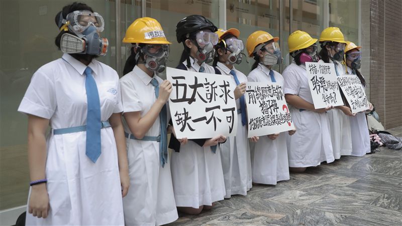 香港開學罷課！林鄭月娥學妹下跪喊話