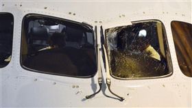 一架加拿大航空公司航班1日晚間飛行時擋風玻璃突然龜裂，在日本成田機場後緊急降落，機上無人受傷。從日媒拍攝照片來看，龜裂的是機長前方的擋風玻璃。（共同社提供）