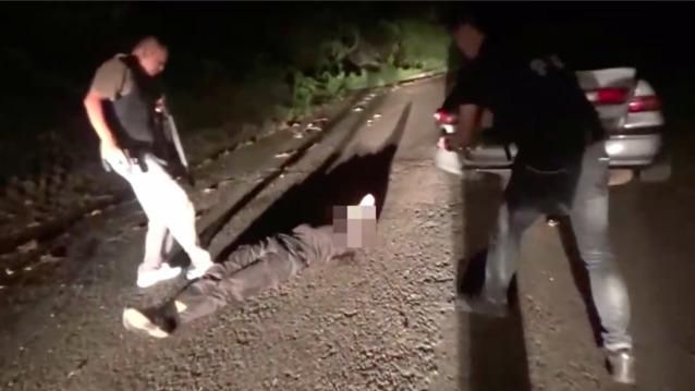 莽男衝撞警遭開槍！中彈躺墓仔埔被逮