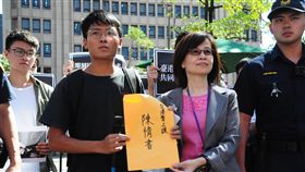 東華大學學生會等團體2日赴大陸委員會遞交陳情書，希望政府能研議保留在港被捕香港僑生學籍。圖為陸委會港澳處處長杜嘉芬（右2）出面接受陳情書。中央社記者沈朋達攝 108年9月2日