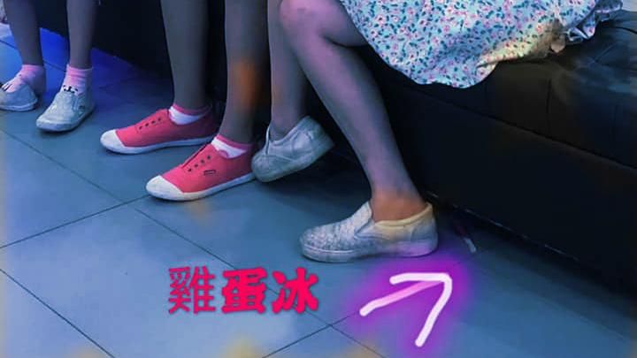 最壞身教！母冰棍隨地丟下秒踢進椅下