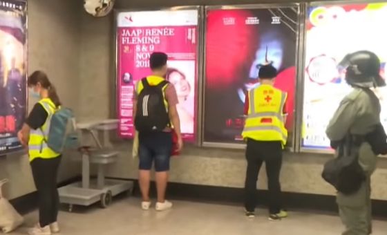 哭求進站遭拒！港警要救護員「面壁」
