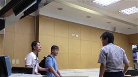 「台灣阿甘」張文彥在法警協助下，進入台北地檢署遞狀提告。（圖／記者楊佩琪翻攝）
