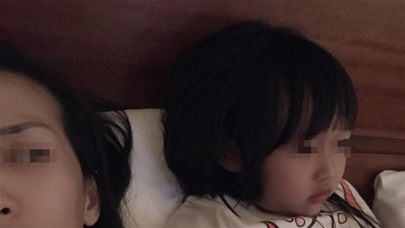 女兒小手專業抓媽超無奈　網：學爸爸