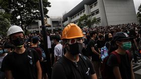 香港反送中三罷再起　學子校園掀黑潮（1）香港反送中示威者2日發起「三罷」，但以「罷課」為主，大批學子自發響應，盼迫使政府回應反條例「5大訴求」，他們多數身穿黑衣、戴著黑口罩，在校園中形成一股「黑潮」。中央社記者吳家昇香港攝　108年9月2日