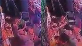 泰國,飲料,杯子,垃圾桶,曼谷,沖洗,停業,監視器,噁心,海洋垃圾,環保,衛生,消毒, 圖／翻攝自YouTube