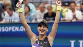 瑞士籍網球好手班西琪（圖）2日在美國網球公開賽拍下現任球后大坂直美晉級8強。（圖取自twitter.com/WTA）