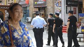 警察在烏魯木齊市中心巡查。（檔案照片／共同社提供）