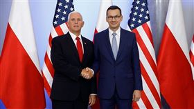 波蘭總理莫拉維茨奇（右），與美國副總統彭斯（左）簽署5G網路安全聯合宣言，將嚴格審查5G網路設備供應商，確認業者是否受到外國政府的控制。（圖取自facebook.com/ MorawieckiPL）