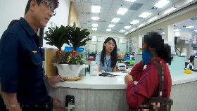 網路戀人佯裝真愛哄騙　婦人險匯積蓄警