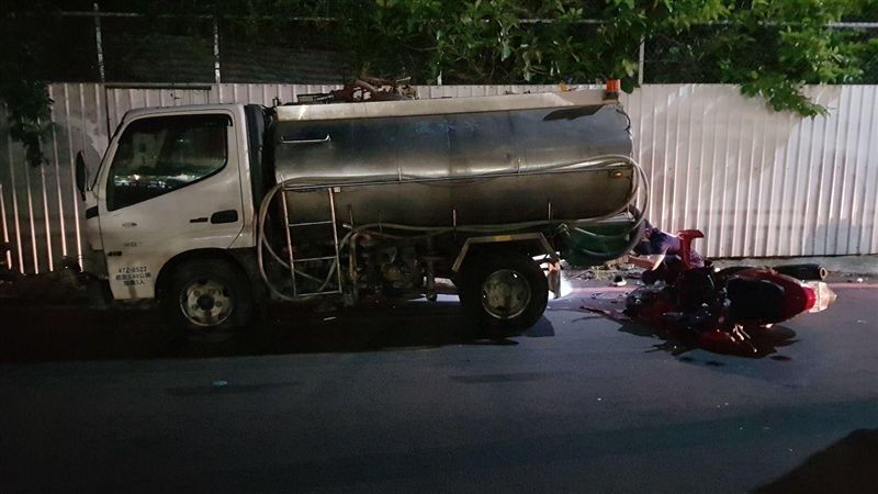 五股騎士自撞違停灑水車　送醫不治