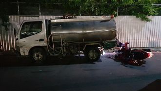 五股騎士自撞違停灑水車　送醫不治