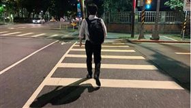 行政院副院長陳其邁昨2日深夜在IG發文分享背著背包下班回家的背影照。（圖／翻攝陳其邁IG）