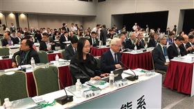 政務委員唐鳳（前左）3日表示，往後的資安防護戰場，不再是築起高牆並做到滴水不漏，而是更重視當發生攻擊時，如何有效應對與反擊。(圖/中央社)