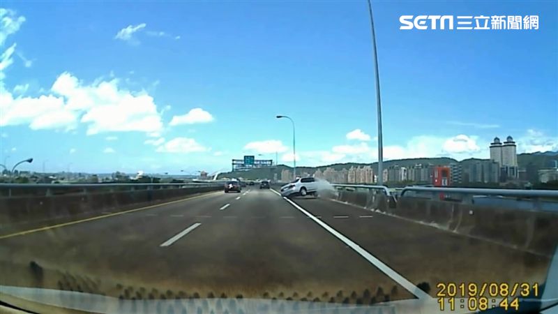 三寶飆路肩急切　無辜駕駛嚇歪自撞