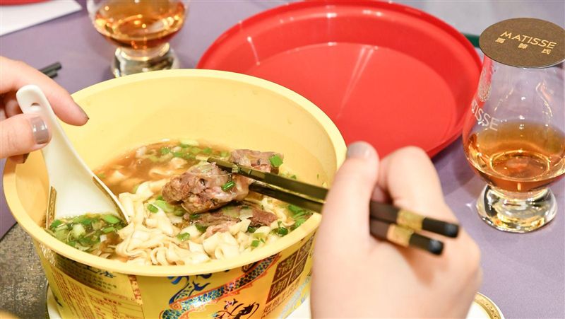 滿漢威士忌牛肉麵　打專線才能買得到