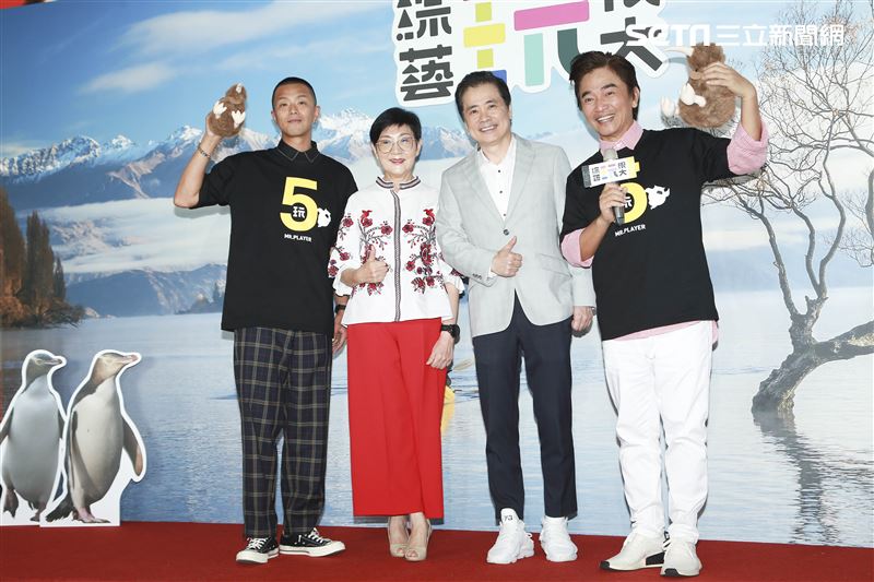 《綜藝玩很大》玩翻5週年主持人吳宗憲、小鬼黃鴻升，中視總經理胡雪珠及三立總經理張榮華共同出席慶祝。（圖／記者林士傑攝影）