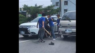 男逼車拿球棒示威！3壯漢奪棒秒殺他