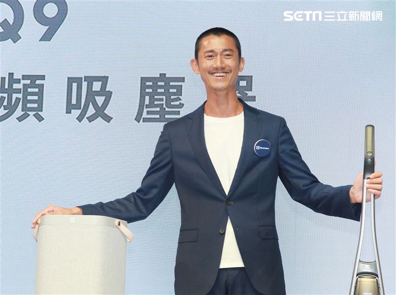 吳慷仁瘦身有成曬的更黑了，入圍金鐘獎男主角。（記者邱榮吉/攝影）