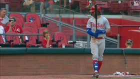 ▲哈波（Bryce Harper）和場邊小球迷交談後敲出本季第30轟。（圖／翻攝自MLB官網）